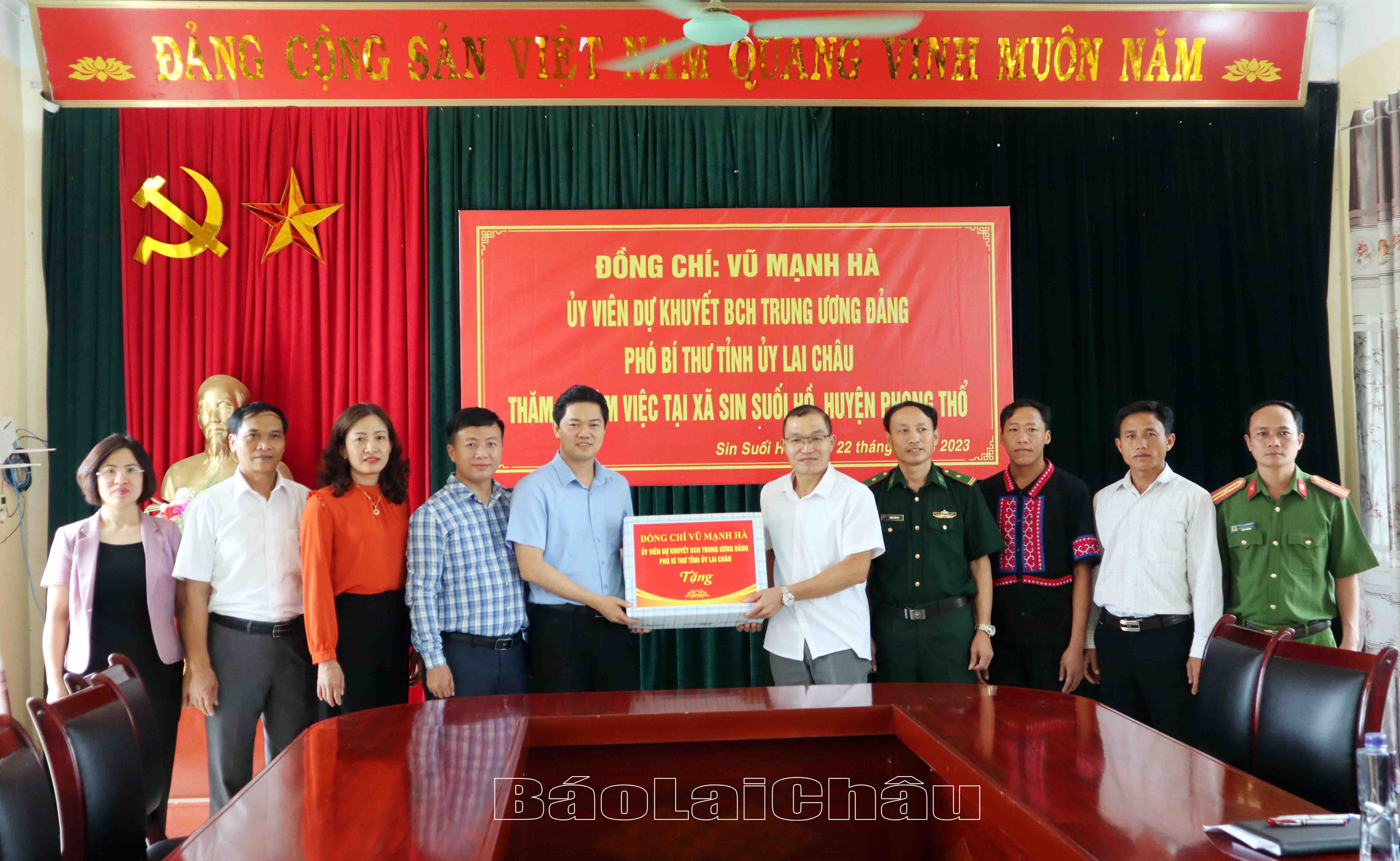 Đồng chí Vũ Mạnh Hà - Ủy viên dự khuyết Ban Chấp hành Trung ương Đảng, Phó Bí thư Tỉnh ủy tặng quà xã Sin Suối Hồ.